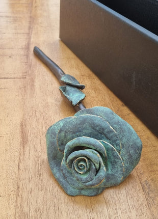Roos - Keramiek - Handgemaakt Troostgeschenk Bij Overleiden - Rouw - Troost - Keramisch - Rozen - Geschenk - Verjaardag - 25 cm